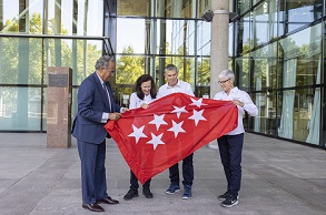 El presidente de la Asamblea entrega la bandera autonómica a los participantes del Desafío Santalucía Seniors